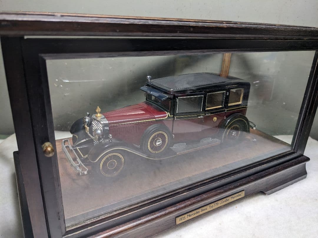 天皇陛下の旧御料車 1935型メルセデス・ベンツ770 菊紋付き ガラスケース付