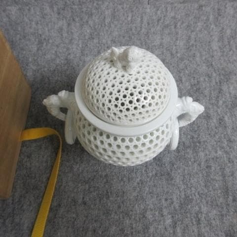 十三代中里茂右衛門平戸焼白磁彫籠目竜耳付香炉共箱附 [B28088]