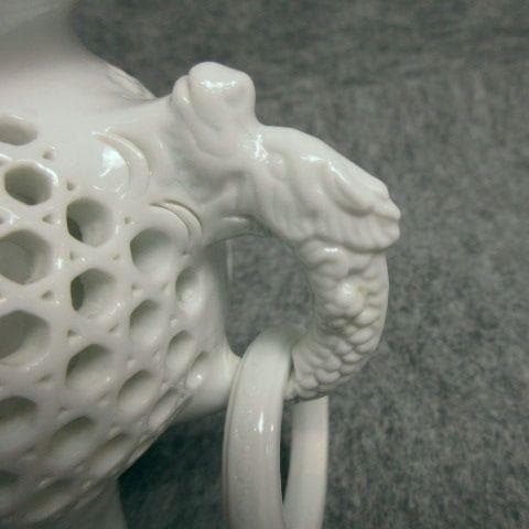 十三代中里茂右衛門平戸焼白磁彫籠目竜耳付