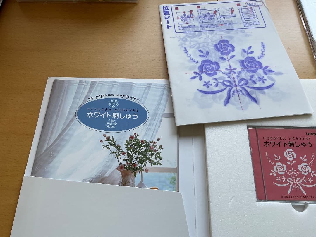 ブラザー刺繍機付きミシンの刺繍カードその他備品