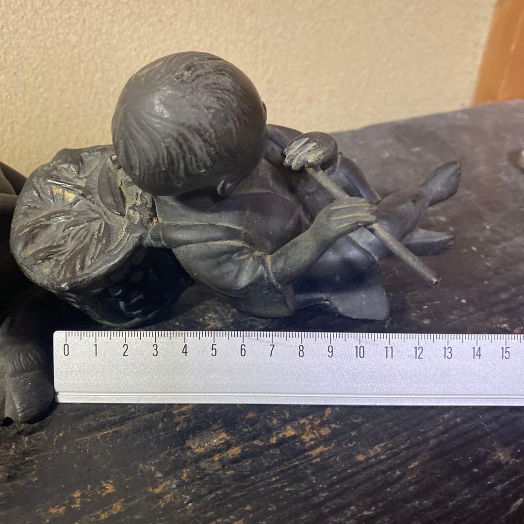 金属製牛と子供の彫刻