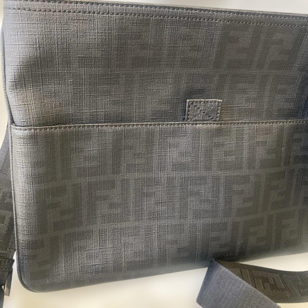 FENDI フェンディ ショルダーバッグ ズッカ柄 サコッシュ ロゴ総柄