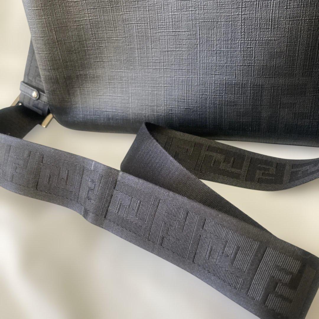 FENDI フェンディ ショルダーバッグ ズッカ柄 サコッシュ ロゴ総柄