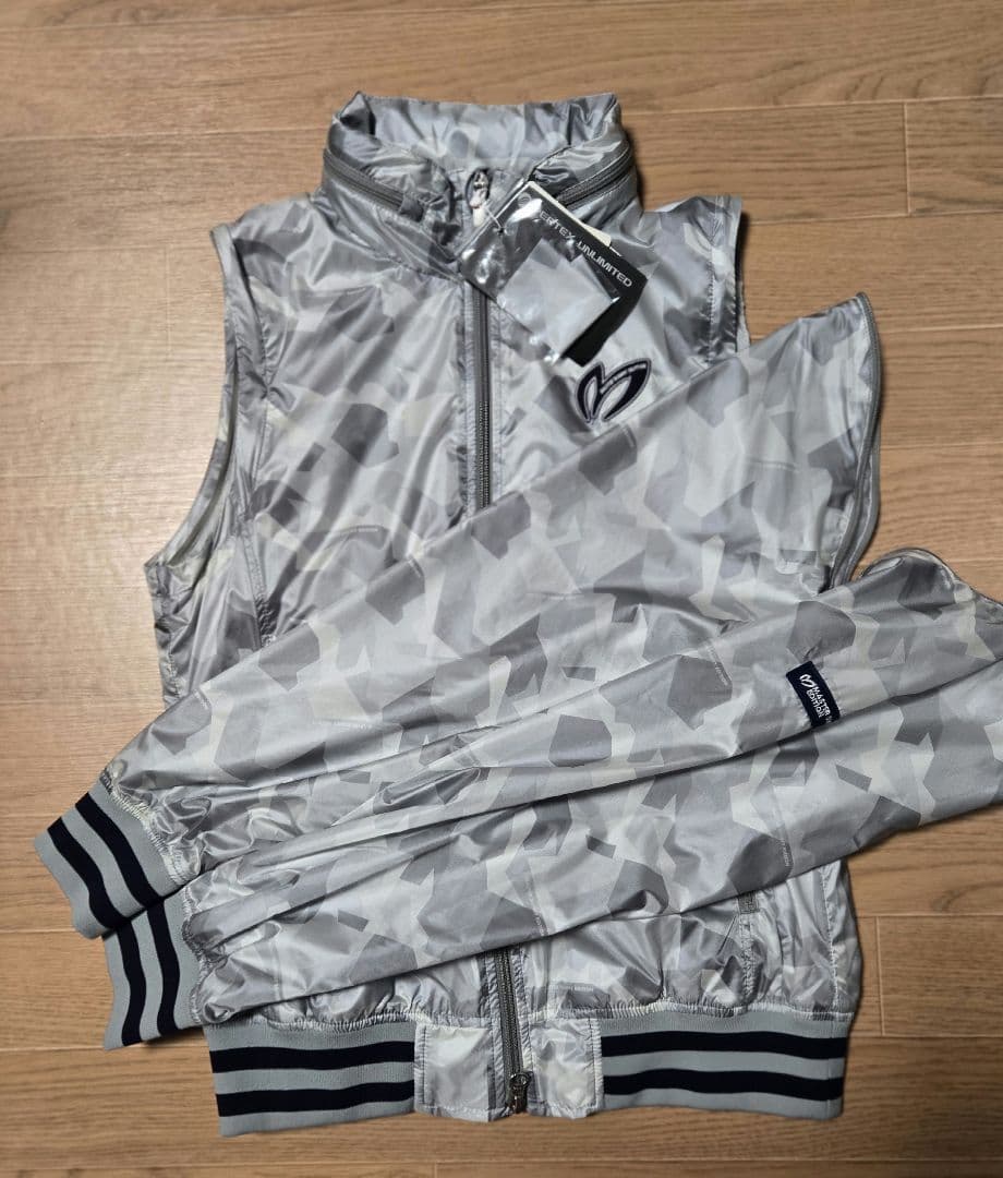 パ*ダ様 ❣️新品❣️マスターバニーフード付き2WAYコンバーチブル ブルゾン❣