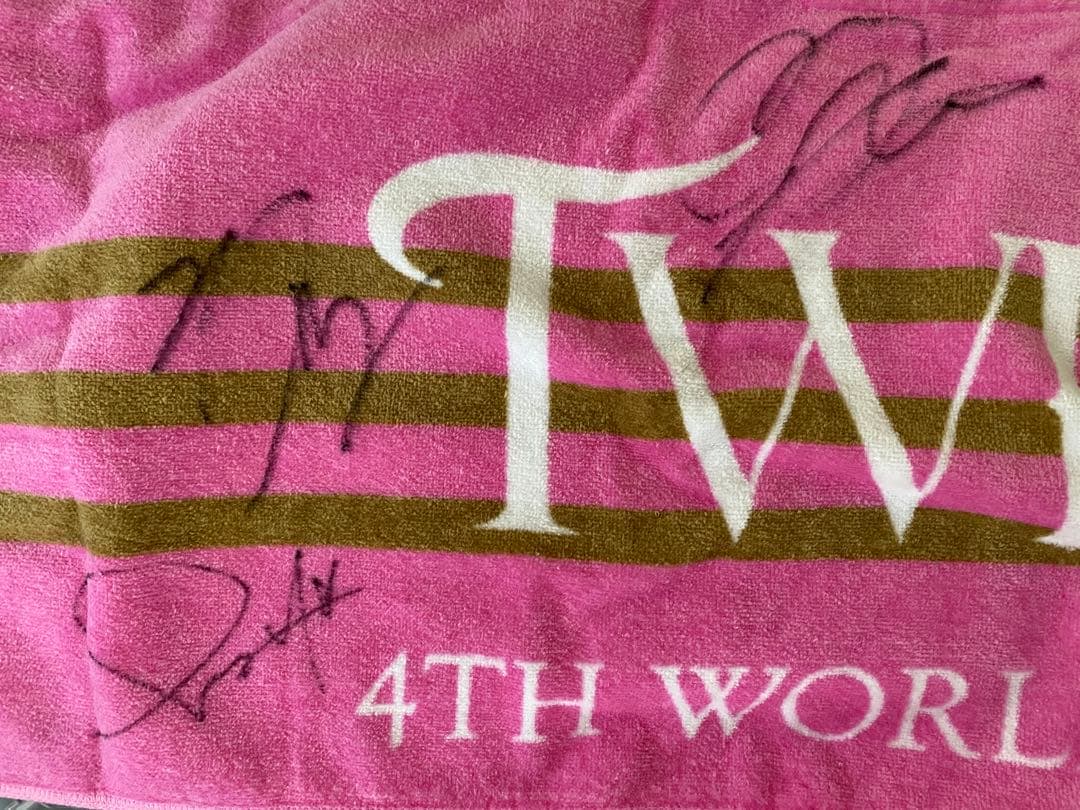 TWICE 全員サイン入り フード付きタオル - CHRISTIAN-MEISSNER.DE