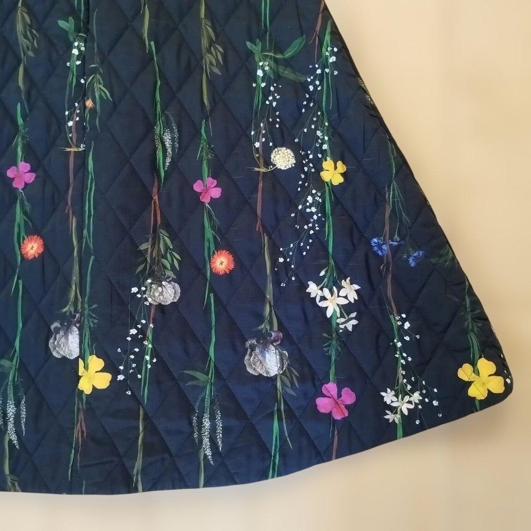 【AKIRANAKA】アキラナカ フラワープリントキルティングスカート/ブラック