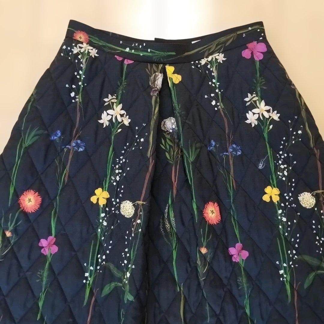 【AKIRANAKA】アキラナカ フラワープリントキルティングスカート/ブラック