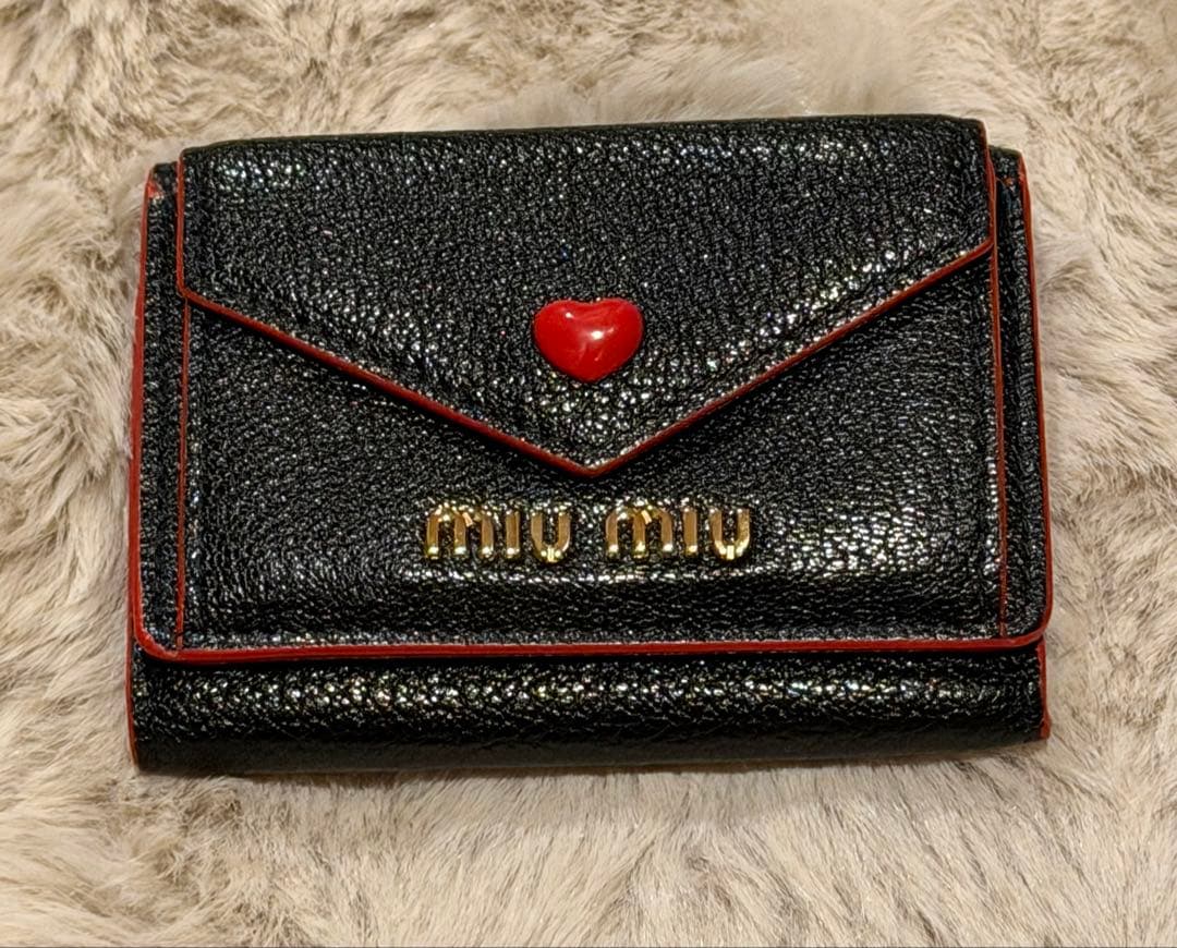 MIU MIU ブラックレザー三つ折り財布 マドラスラブレターハート ブラック