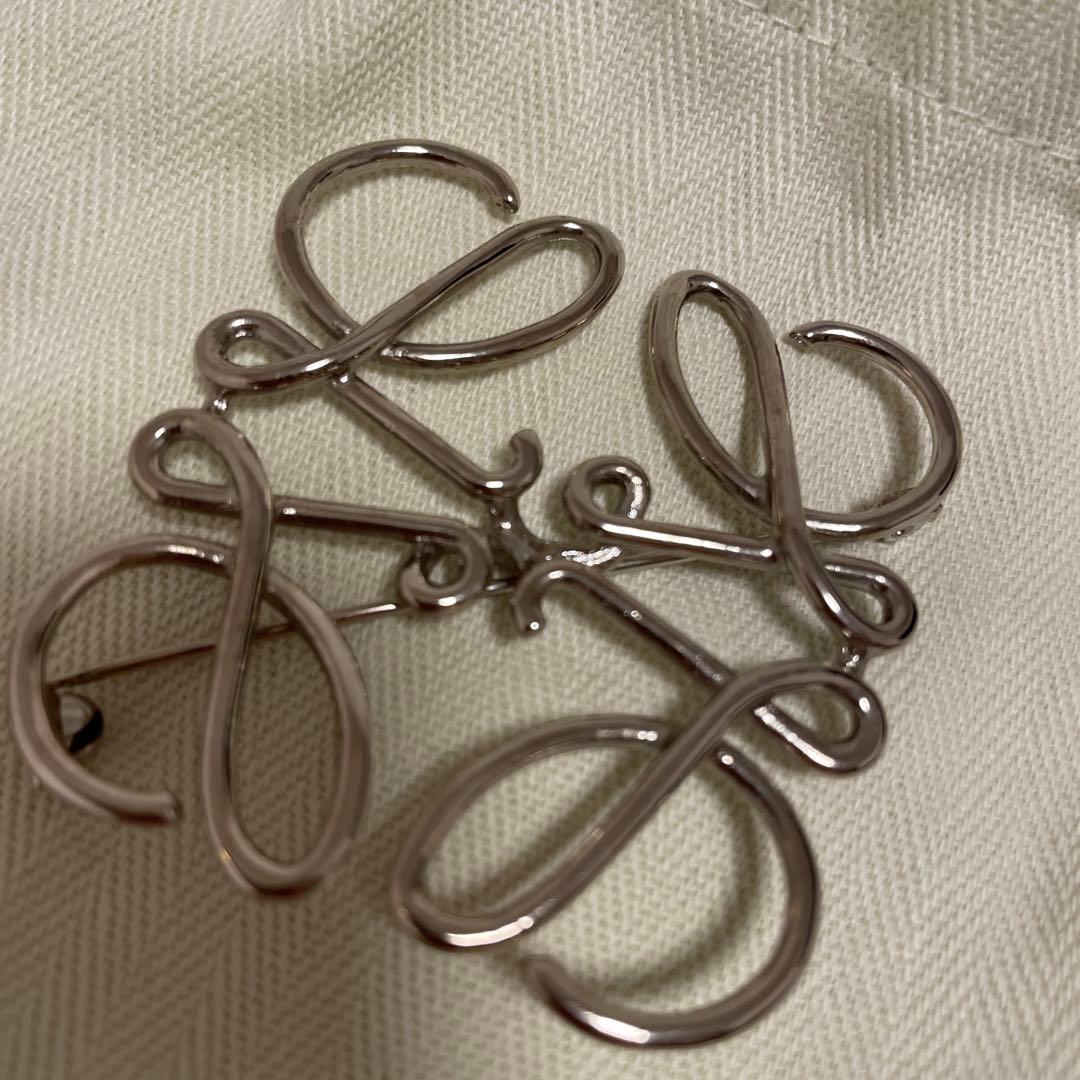 LOEWE アナグラムブローチ【購入証明書あり】 - メルカリ