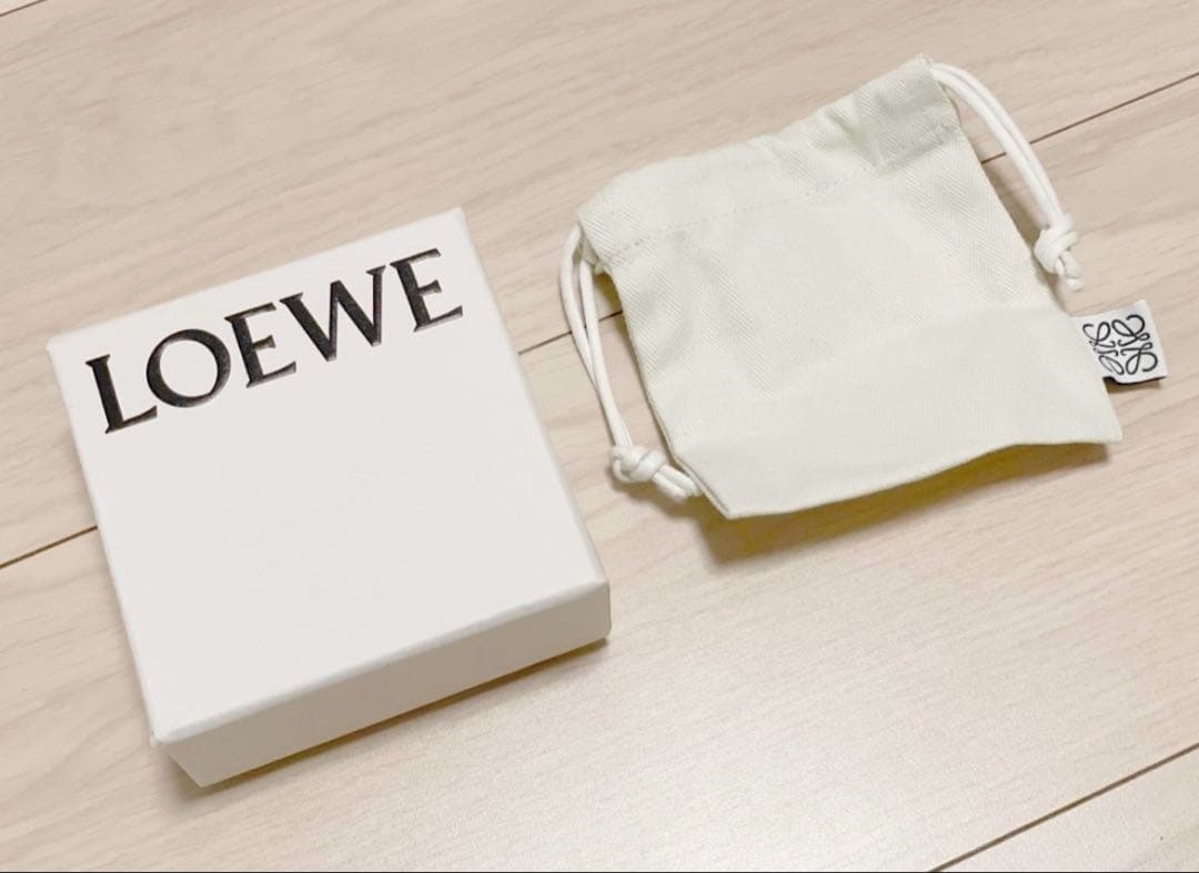LOEWE アナグラムブローチ【購入証明書あり】 - メルカリ