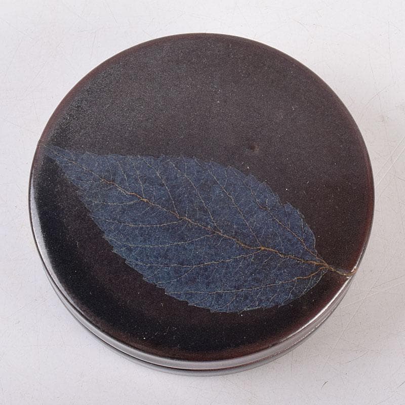 土渕善丕作　天目釉　木葉文　一文字香合　堀内宗完(兼中斎)極め箱　V　R9019