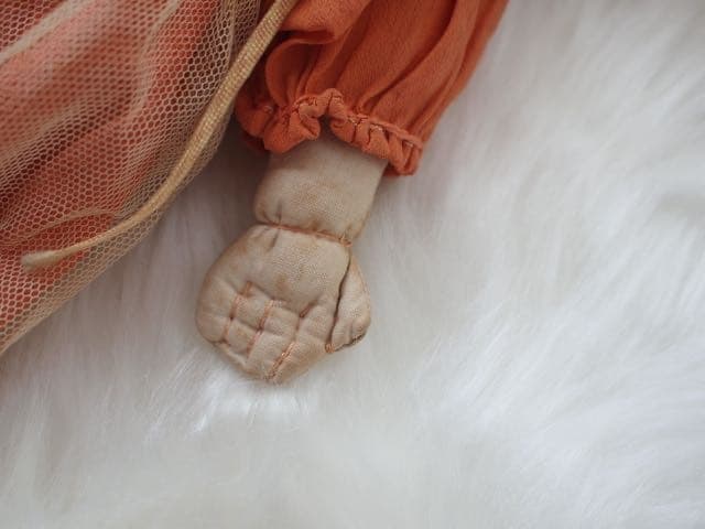 イギリスヴィンテージ＞赤いドレスの女の子ドール