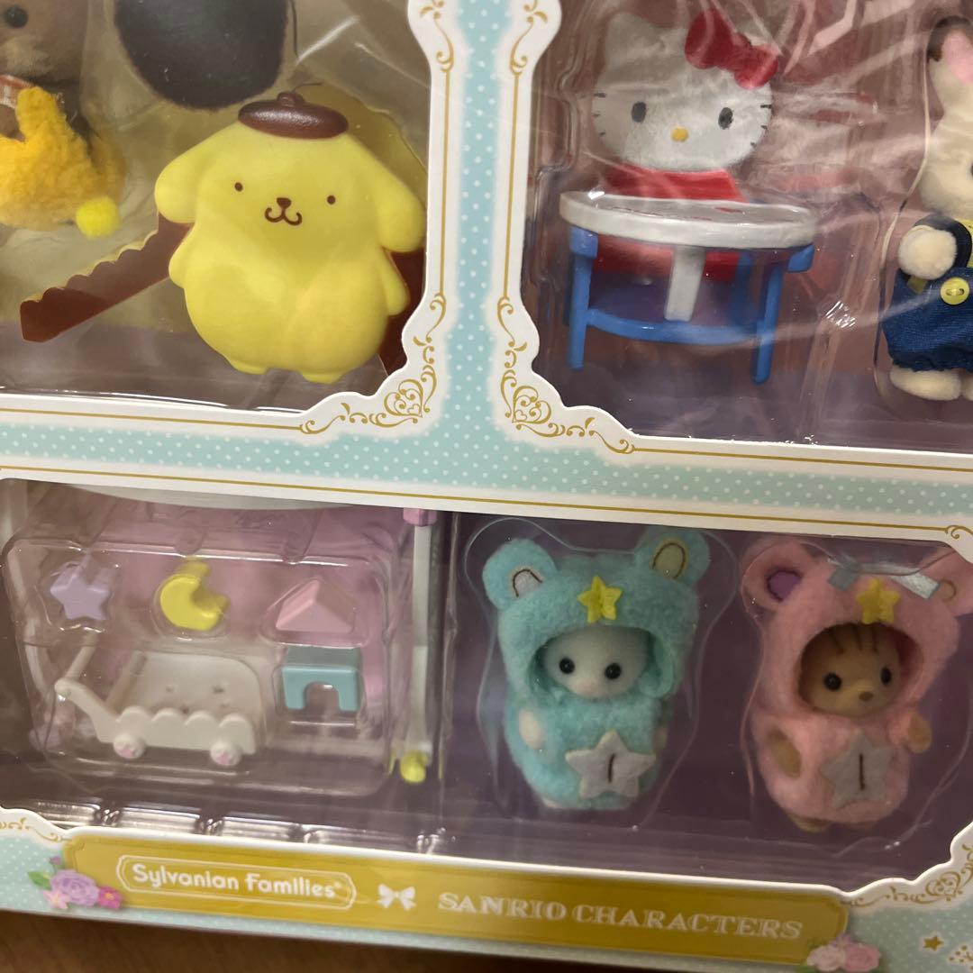 新品 サンリオ　シルバニアファミリー　コラボ 赤ちゃんとなかよし家具セット