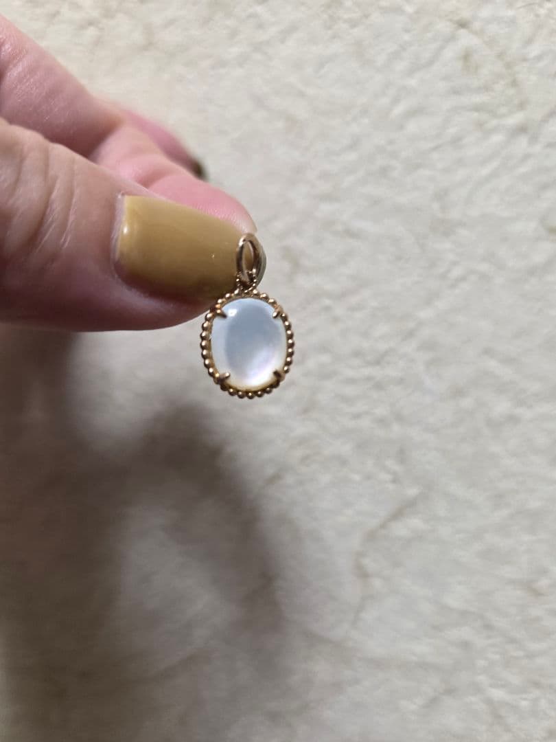 agete　K10クォーツ/シェルチャーム