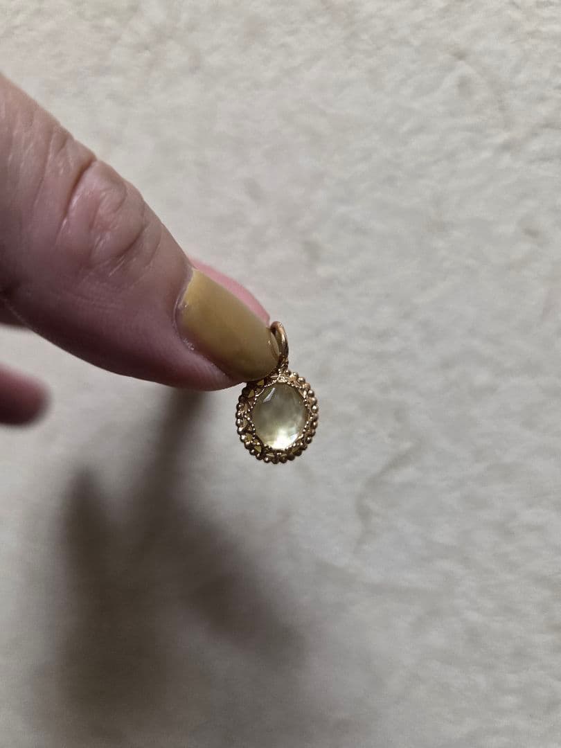 agete　K10クォーツ/シェルチャーム