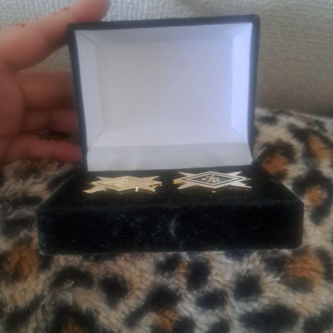 刃牙展 花山薫グッズ 花山組ピンバッジ2個セット ケース付き - メルカリ