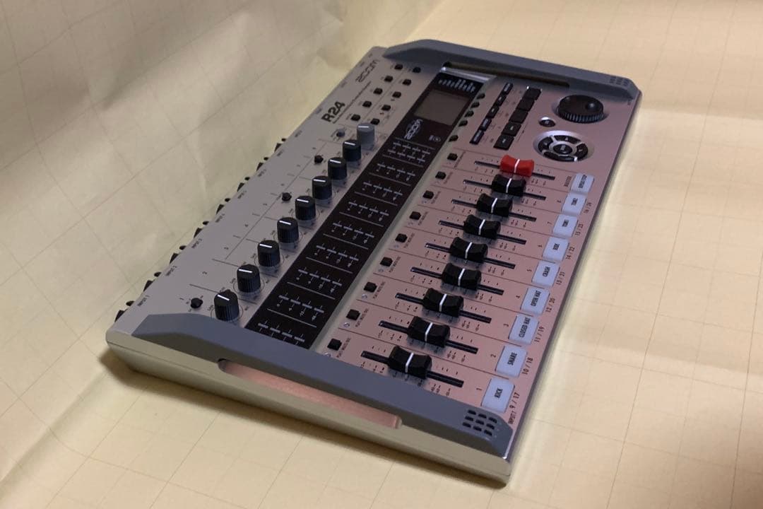 ZOOM R24 マルチトラックレコーダー