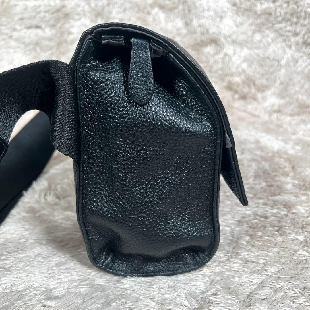 イアパピヨネ ワイドテープショルダーバッグ ブラック ホワイトストーン