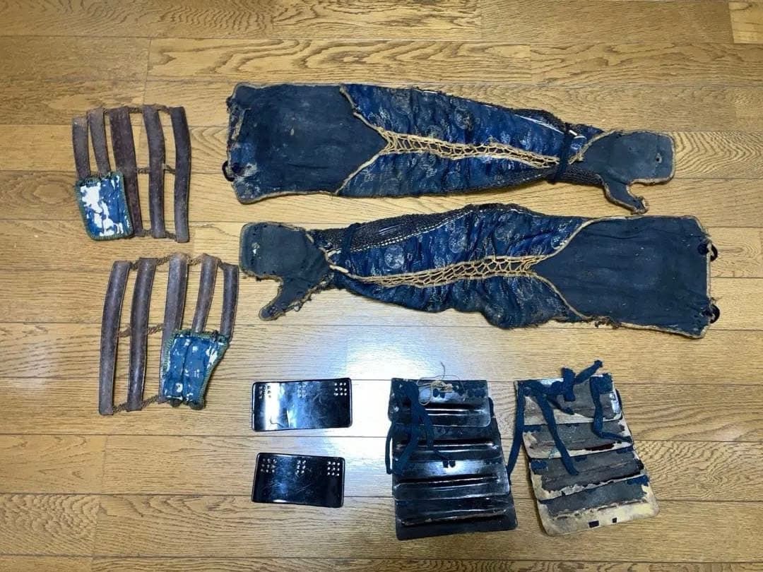 江戸期　甲冑の籠手、脛当て、草摺の部品セット