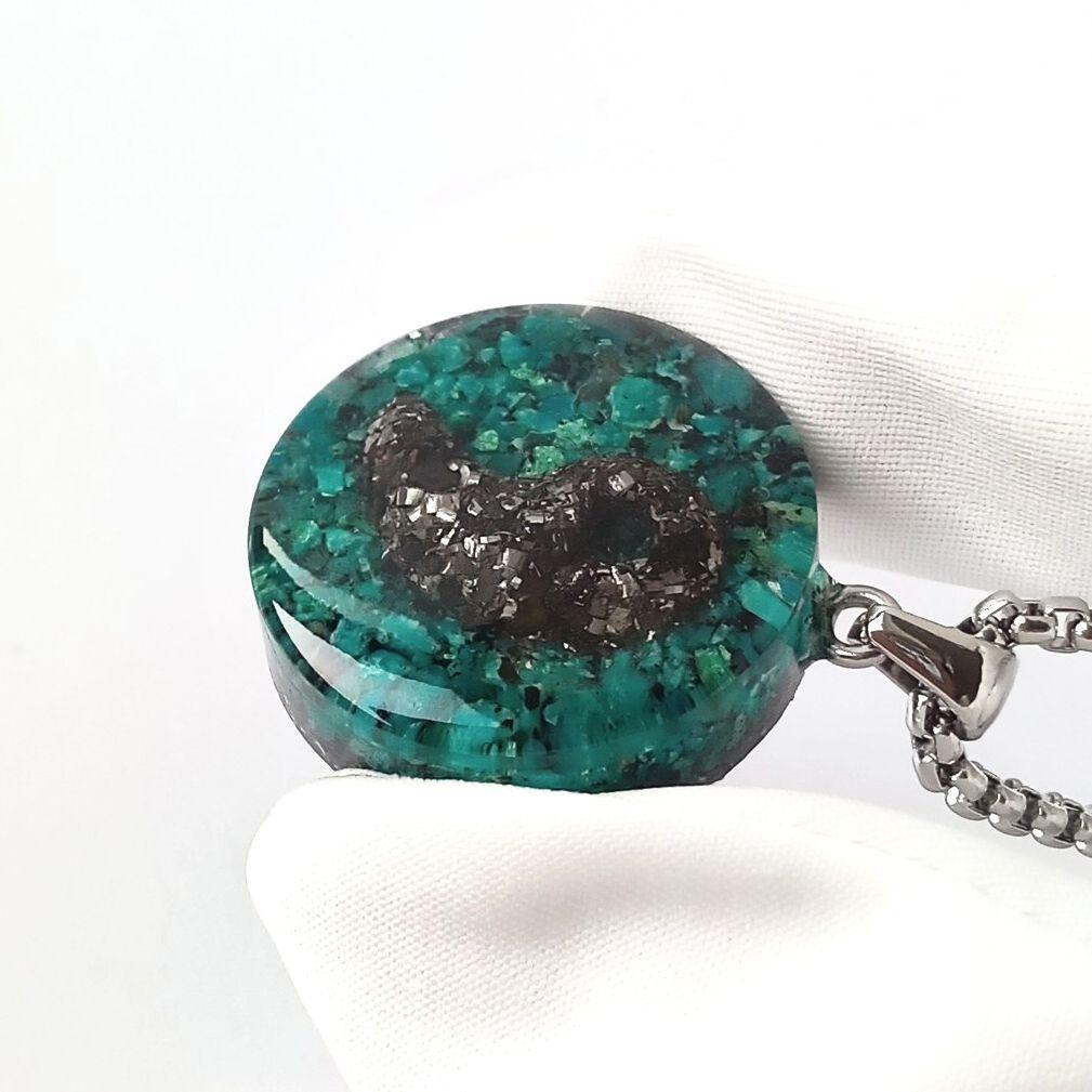 オルゴナイト｜強力パワー！！鉄質隕石×エリートシュンガイトの勾玉×クリソコラ