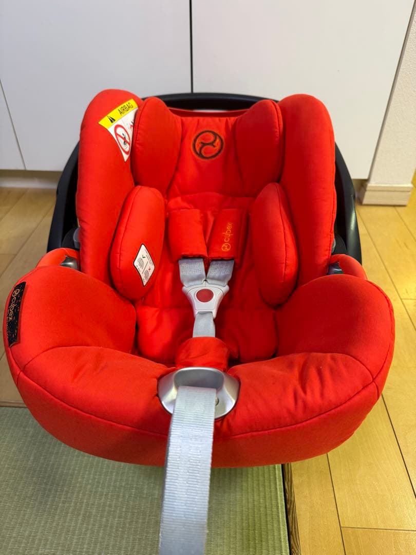 赤いチャイルドシート新生児用 CLOUD Z2 i-Size cybex