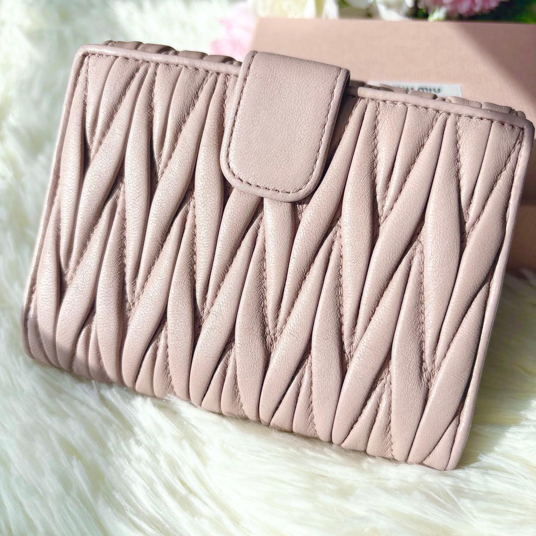 極美品✨ミュウミュウ マテラッセ 折り財布 ロゴ金具 コンパクト