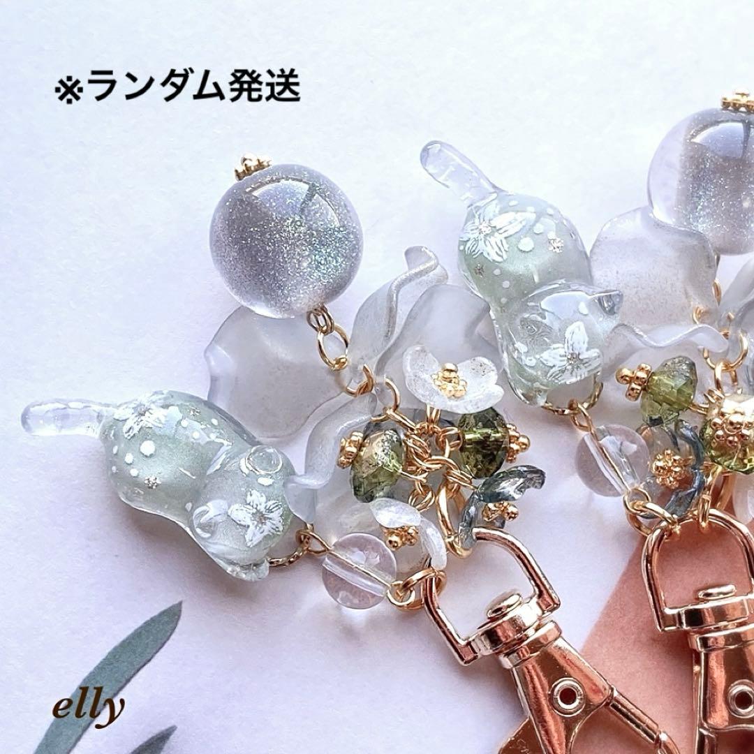【りくみん様】1617.手染めビーズ　フラワー　蝶々　じゃれ猫　レジン　チャーム