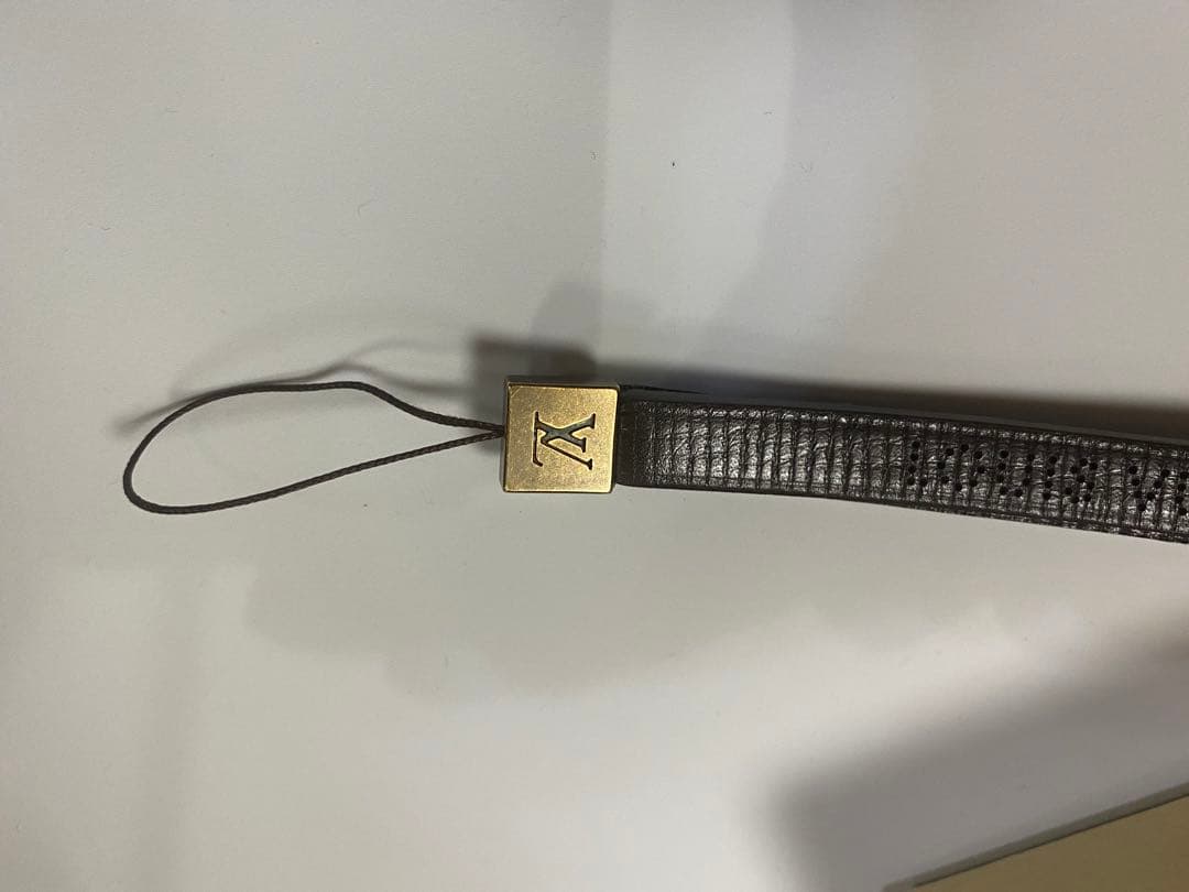 68【美品】ルイヴィトン パンチングレザー ネックストラップ 携帯ストラップ