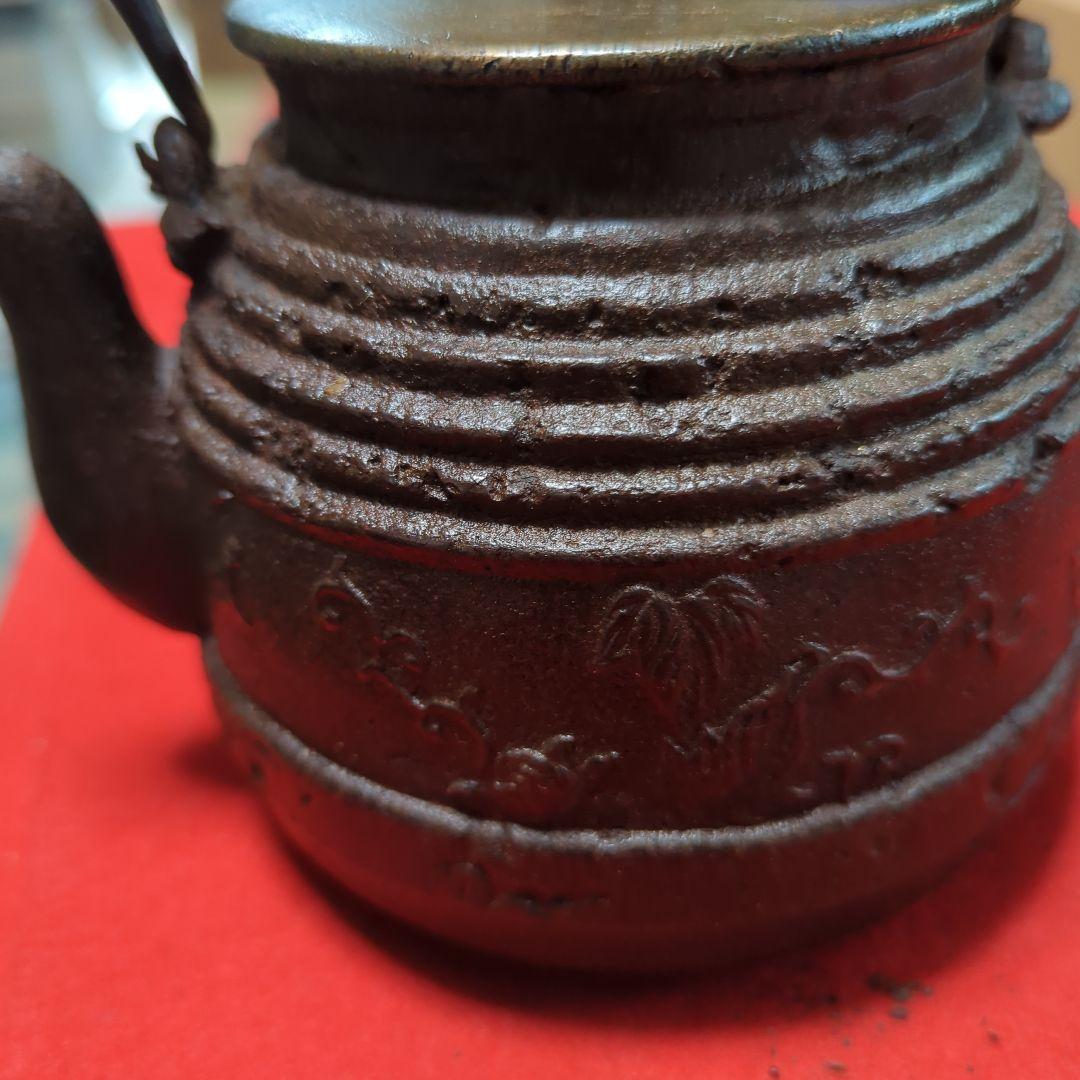 龍文堂鉄瓶、ストライプ模様の鉄製鉄瓶龍文堂 鉄瓶 珍品 草花紋 龍文堂