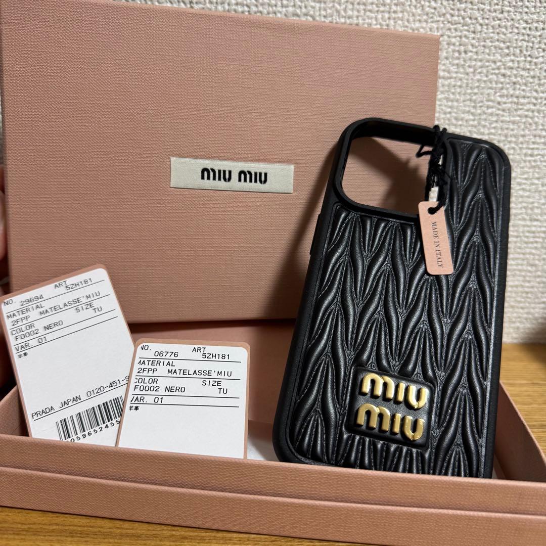 MIU MIU Iphone15proケース　黒 ミュウミュウ iPhone15 Pro Maxケース MiuMiuロゴ付き 可愛い 芸能人