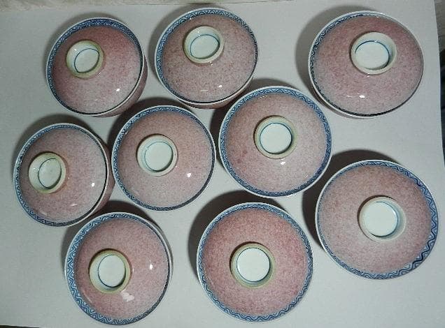 斑桃色地見込みに染付獅子図蓋茶碗９客（裏印「清鳳」）