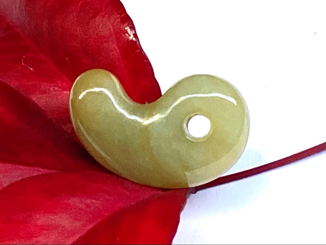 超極上レア物✳一番数少ない幻の幸運の黄色‼️ 糸魚川翡翠勾玉ガラス質