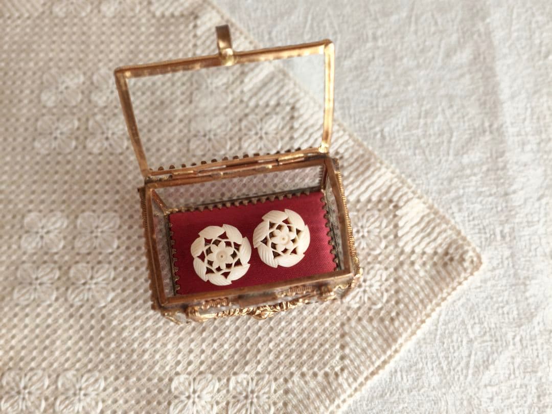 ✳︎toto✳︎さま】vintage ✵ 彫りのお花クリップ * イヤリング