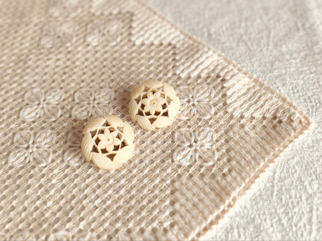 ✳︎toto✳︎さま】vintage ✵ 彫りのお花クリップ * イヤリング