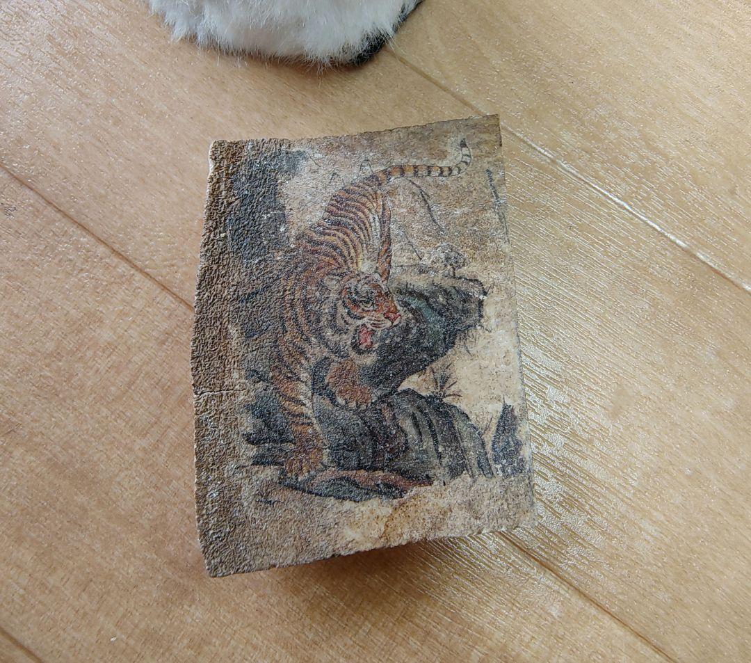 タイのお守りプラクルアン 白い板 に虎ッ 魔除けに幸運値アップ タイ