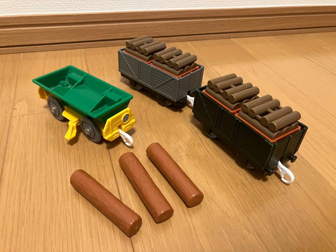 プラレール トーマス&バッシュの丸太つみおろしセットとプラレール ダッシュ