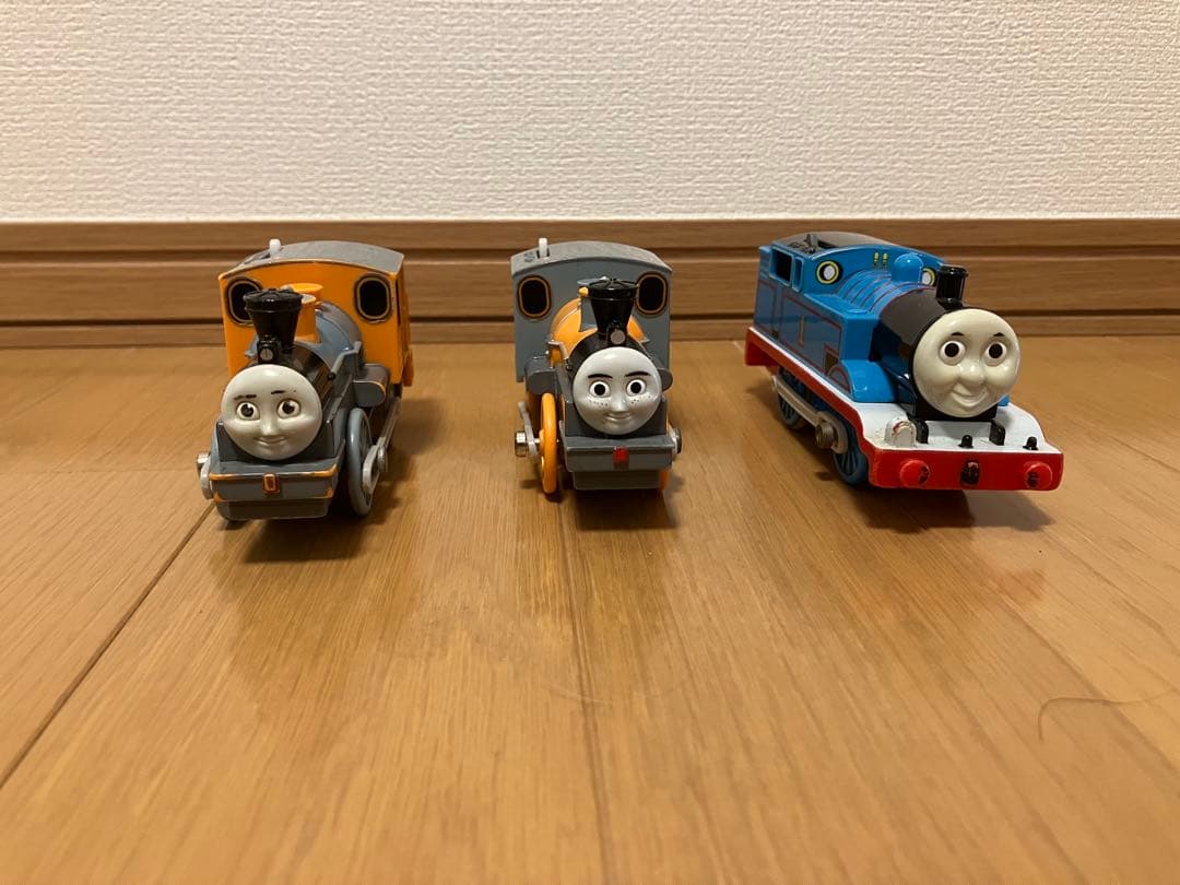 プラレール トーマス&バッシュの丸太つみおろしセットとプラレール ダッシュ