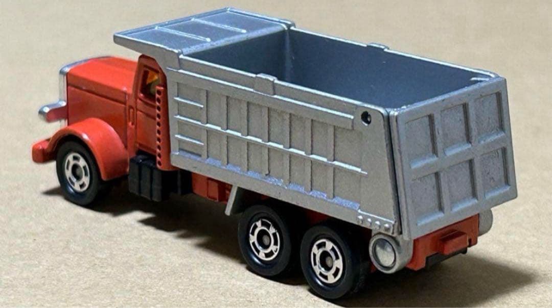 トミカ アメリカン ダンプトラック オレンジ