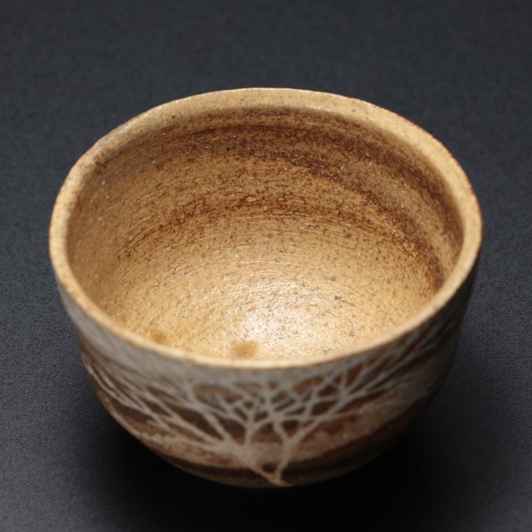 【ぐい呑・盃】 象嵌樹木文 ぐい呑み 佐伯守美作　共箱　R1187ダU