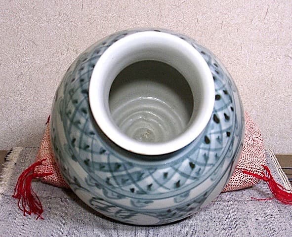 京焼・清水焼　新井謹也 作　淡青釉　文字　花瓶　無傷　共箱。