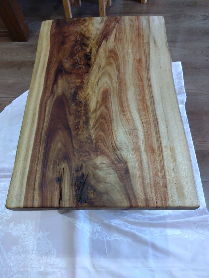 楠（くす）のテーブル⑲ 耳付き楠の木の一枚板の模様