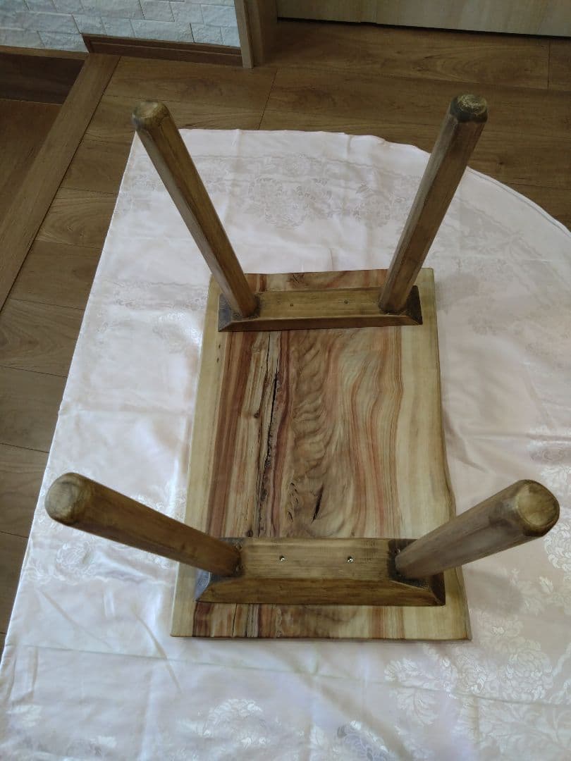 楠（くす）のテーブル⑲ 耳付き楠の木の一枚板の模様