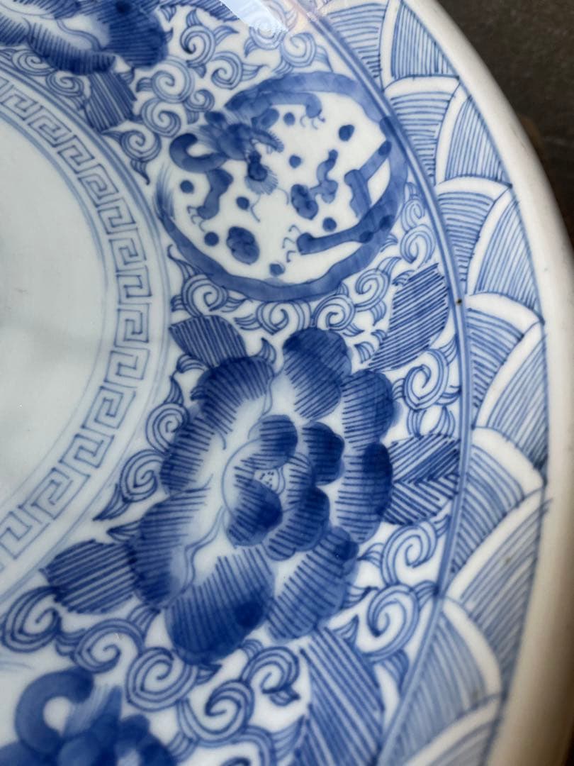 線描花唐草龍紋染付骨董大皿 【m201 レトロ アンティーク 鉢 大皿】