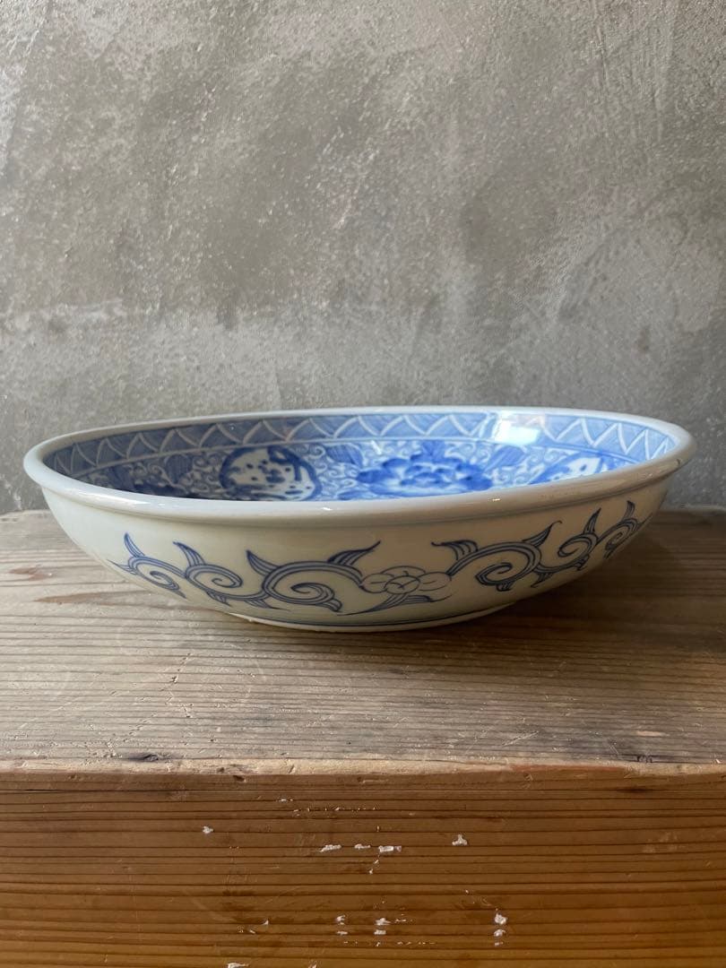 線描花唐草龍紋染付骨董大皿 【m201 レトロ アンティーク 鉢 大皿】