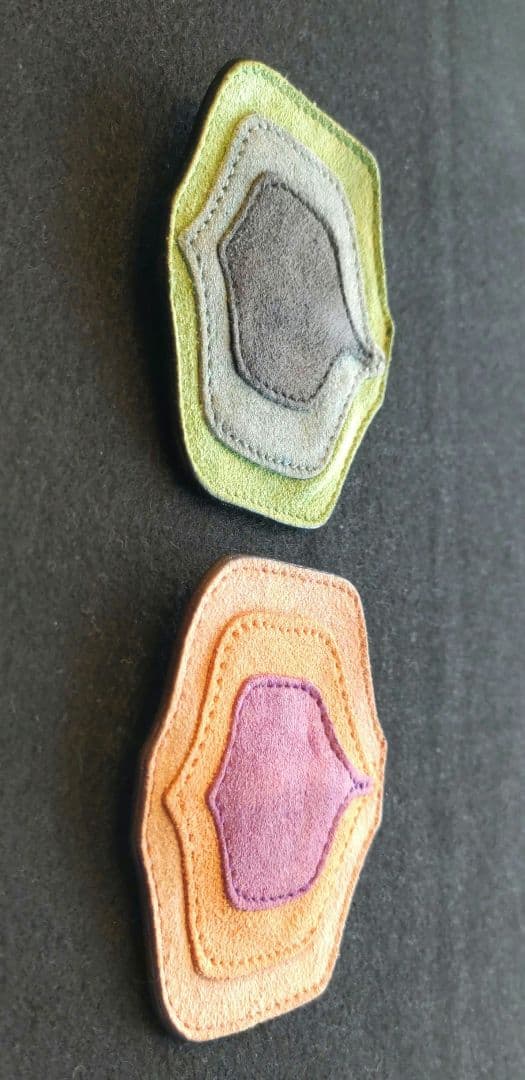 MIUMIU◇8cm レザーブローチ ミュウミュウ 2つセット 大きめ