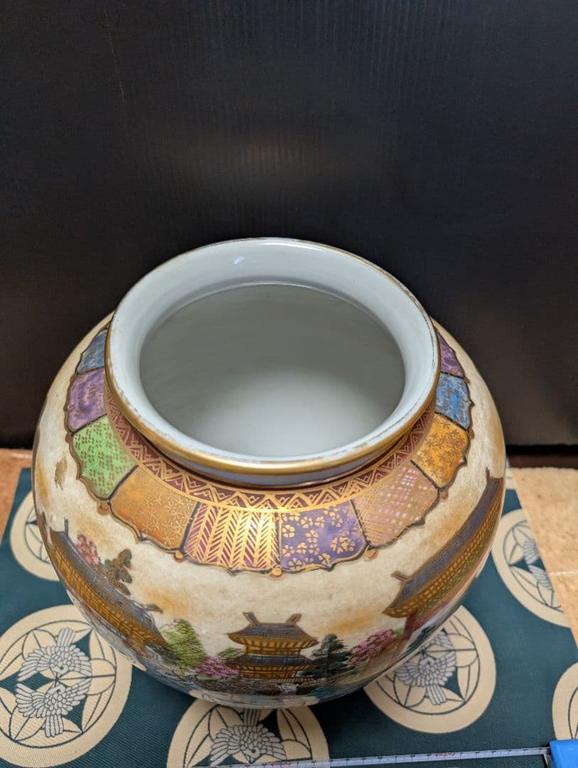 色彩豊かな陶器の花瓶、金彩九谷焼松星 美術品・アンティーク