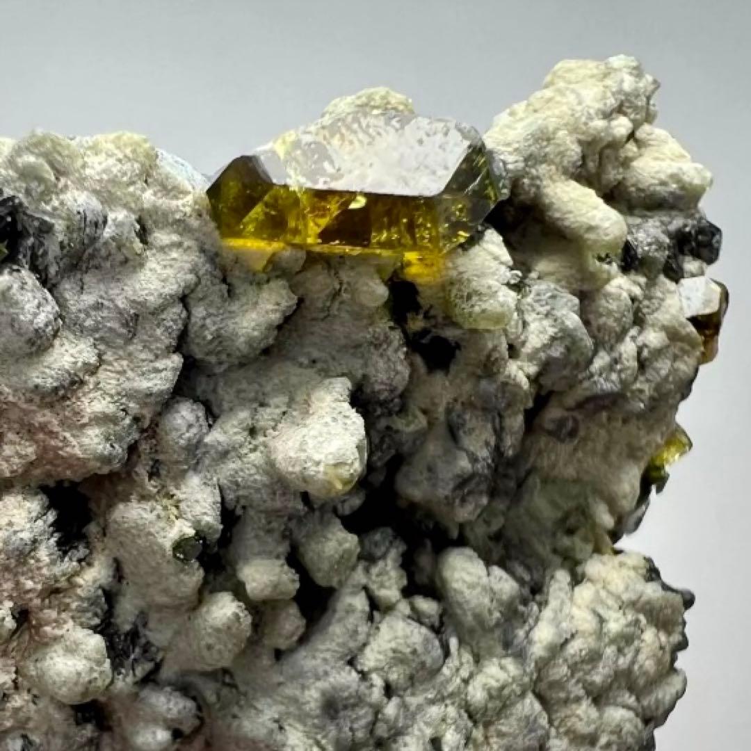 超珍品！アンドラダイトガーネット×ベスビアナイト×ダイオプサイト共生