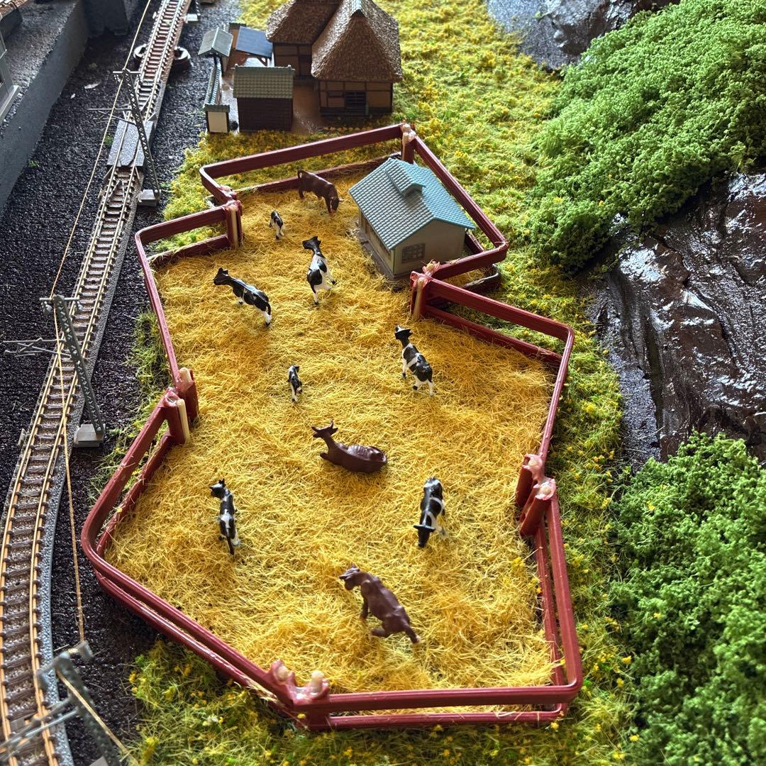 Nゲージ 鉄道模型 草地と山　ポツンと一軒家
