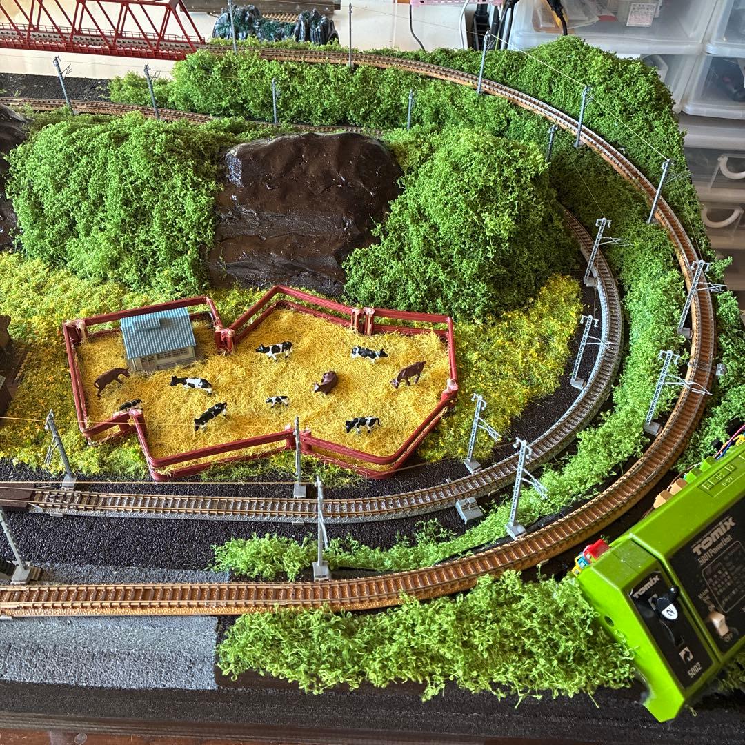 Nゲージ 鉄道模型 草地と山　ポツンと一軒家