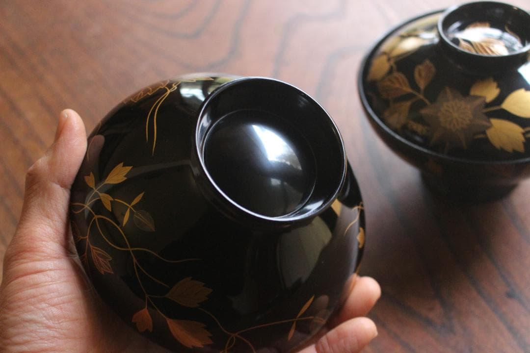 デッドストック！端正な黒漆に極上鉄線蒔絵の映えるお椀2点（検